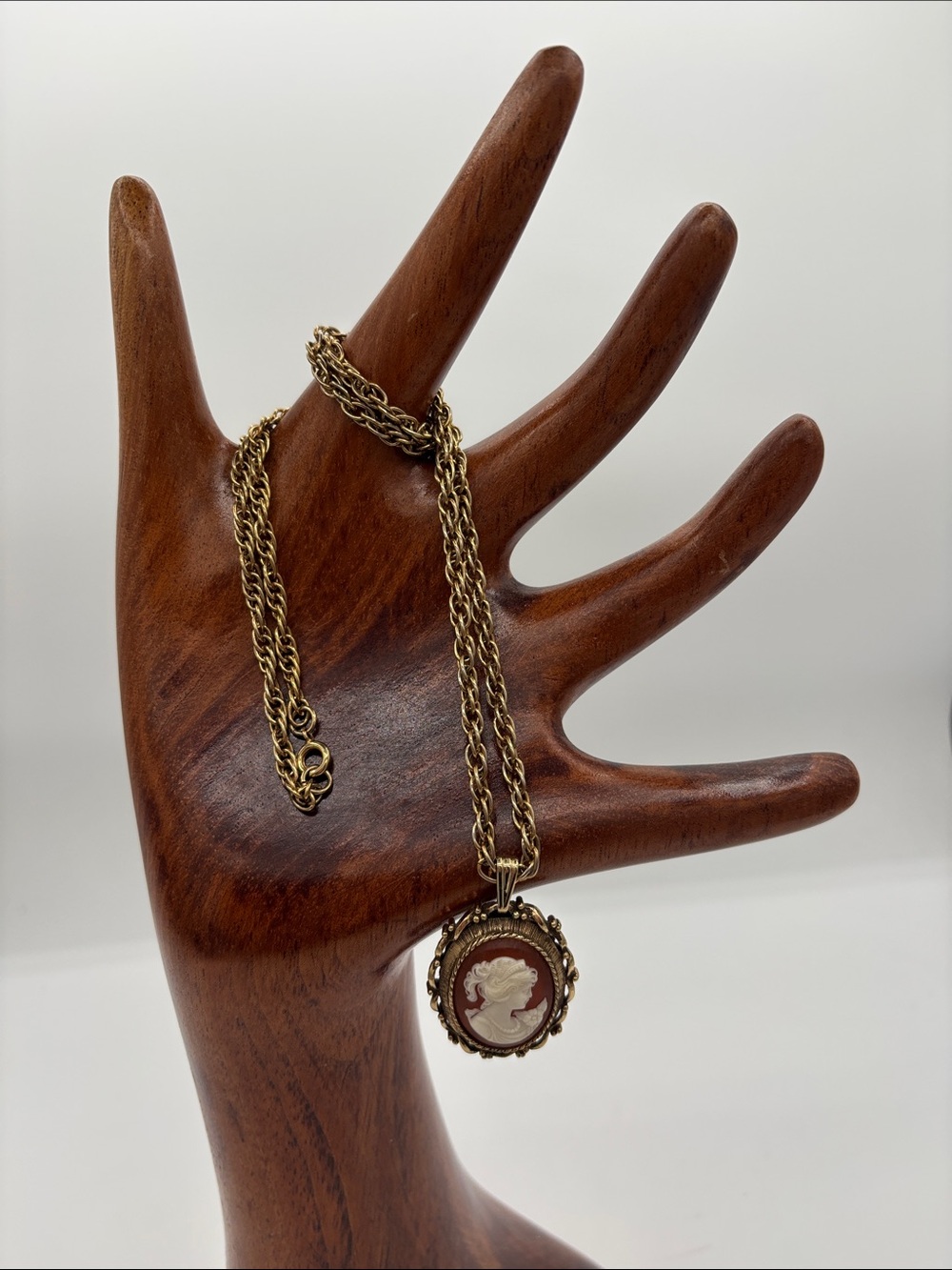 Vintage Signed VANDA Gold Tone Cameo Perfume Pendant Locket Necklace